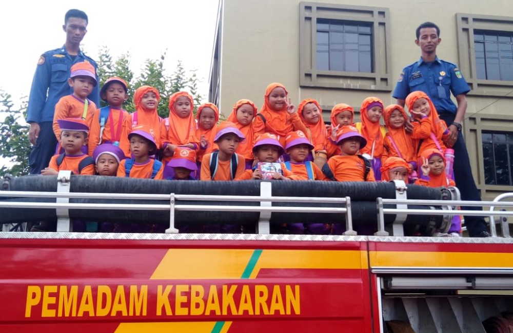 Aksi Seru Siswa Belajar di Markas Damkar Kota Bandung
